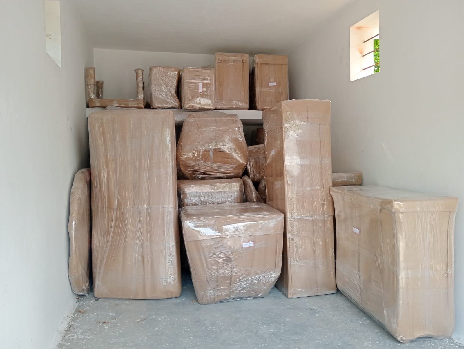 Loading goods into transport vehicle